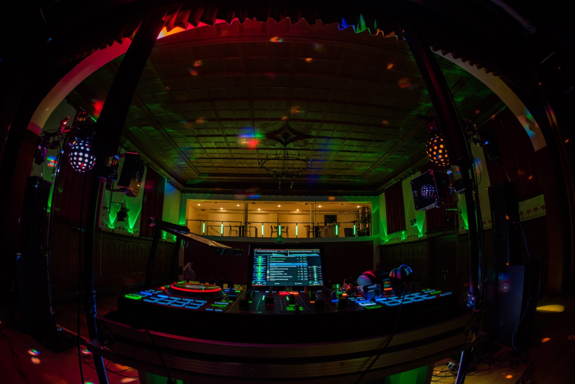 DJ Setup mit farbigen Lichteffekten
